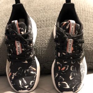 Questar flow Adidas butterfly print running shoes